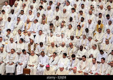 Città del Vaticano. 02Apr, 2015. Papa Francesco, Messa Crismale 2015 - Credit: Davvero Facile Star/Alamy Live News Foto Stock