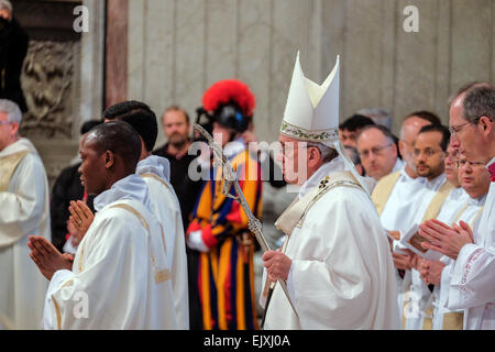 Città del Vaticano. 02Apr, 2015. Papa Francesco, Messa Crismale 2015 - Credit: Davvero Facile Star/Alamy Live News Foto Stock