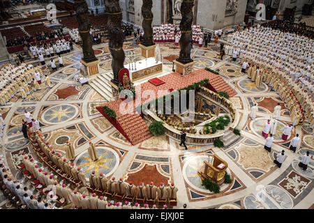 Città del Vaticano. 02Apr, 2015. Papa Francesco, Messa Crismale 2015 - Credit: Davvero Facile Star/Alamy Live News Foto Stock