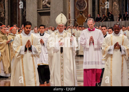 Città del Vaticano. 02Apr, 2015. Papa Francesco, Messa Crismale 2015 - Credit: Davvero Facile Star/Alamy Live News Foto Stock