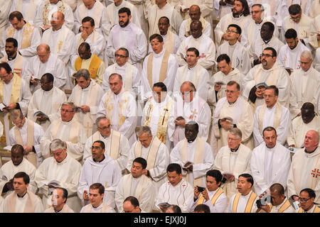 Città del Vaticano. 02Apr, 2015. Papa Francesco, Messa Crismale 2015 - Credit: Davvero Facile Star/Alamy Live News Foto Stock