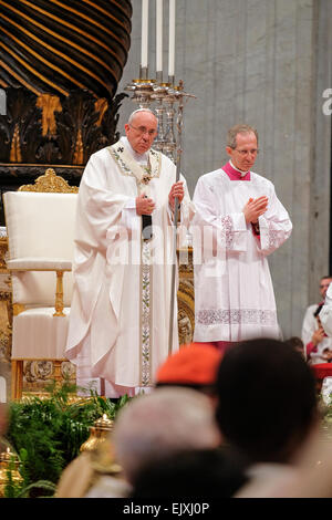 Città del Vaticano. 02Apr, 2015. Papa Francesco, Messa Crismale 2015 - Credit: Davvero Facile Star/Alamy Live News Foto Stock