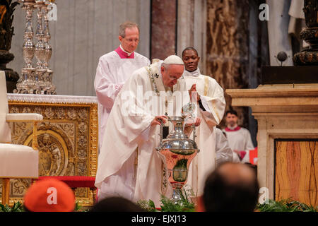 Città del Vaticano. 02Apr, 2015. Papa Francesco, Messa Crismale 2015 - Credit: Davvero Facile Star/Alamy Live News Foto Stock