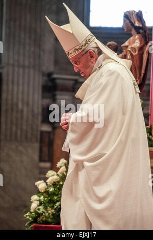 Città del Vaticano. 02Apr, 2015. Papa Francesco, Messa Crismale 2015 - Credit: Davvero Facile Star/Alamy Live News Foto Stock