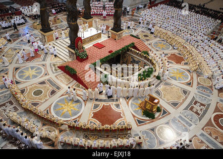 Città del Vaticano. 02Apr, 2015. Papa Francesco, Messa Crismale 2015 - Credit: Davvero Facile Star/Alamy Live News Foto Stock