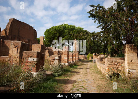 Un antica strada di Ostia Antica, Italia Foto Stock