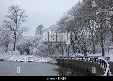 Inverno lungo la via navigabile in Prospect Park di Brooklyn, New York. Foto Stock