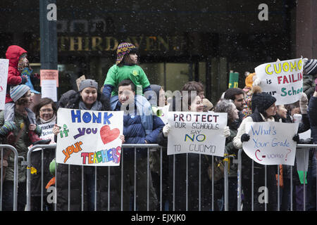 Grande manifestazione a New York'ufficio del governatore di New York dicendogli di finanziare l'istruzione pubblica e il sostegno dei bambini non Wall Street. Foto Stock