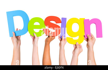 Multi-Ethnic Gruppo di diverse persone che trattengono le lettere per formare una parola Design Foto Stock