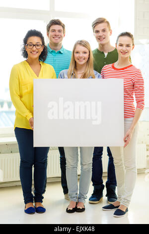 Gli studenti sorridente con il bianco blank board a scuola Foto Stock