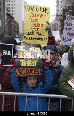 Grande manifestazione a New York'ufficio del governatore di New York dicendogli di finanziare l'istruzione pubblica e il sostegno dei bambini non s di parete Foto Stock