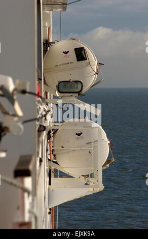 AJAXNETPHOTO - 22ND DEC, 2009. DOVER,Inghilterra. - Sicurezza in mare - per i passeggeri dei traghetti nel porto di zattere di salvataggio in valise. Foto: Jonathan Eastland/Ajax REF: 92212 3082 Foto Stock