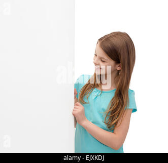 Felice bambina in bianco con bordo bianco Foto Stock