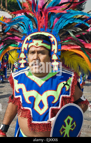 Vestiti in maniera colorata pellegrini e ballerini sono ovunque durante la celebrazione della Vergine di Guadalupe giorno di festa Foto Stock