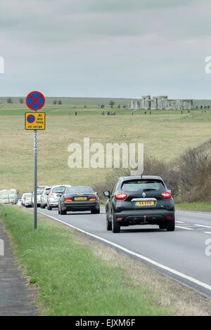 Stonehenge, Wiltshire, Regno Unito. Il 2 aprile 2015. Il traffico pesante e lunghi ritardi sulla A303 passato stonehenge come persone corsa off West per la pasqua del credito: Paul Chambers/Alamy Live News Foto Stock