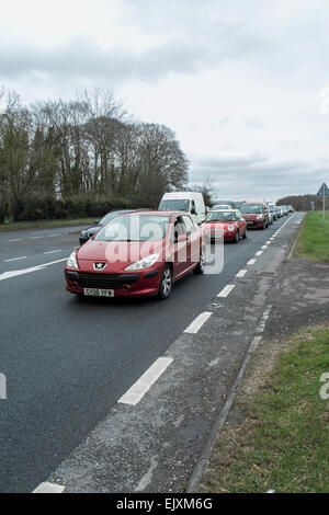 Stonehenge, Wiltshire, Regno Unito. Il 2 aprile 2015. Il traffico pesante e lunghi ritardi sulla A303 passato stonehenge come persone corsa off West per la pasqua del credito: Paul Chambers/Alamy Live News Foto Stock