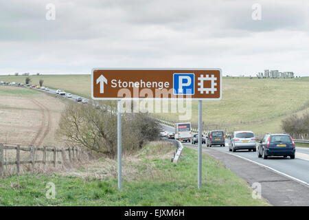 Stonehenge, Wiltshire, Regno Unito. Il 2 aprile 2015. Il traffico pesante e lunghi ritardi sulla A303 passato stonehenge come persone corsa off West per la pasqua del credito: Paul Chambers/Alamy Live News Foto Stock