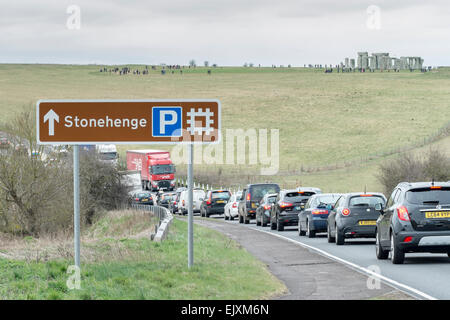 Stonehenge, Wiltshire, Regno Unito. Il 2 aprile 2015. Il traffico pesante e lunghi ritardi sulla A303 passato stonehenge come persone corsa off West per la pasqua del credito: Paul Chambers/Alamy Live News Foto Stock