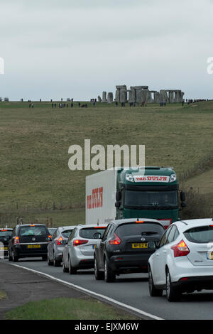 Stonehenge, Wiltshire, Regno Unito. Il 2 aprile 2015. Il traffico pesante e lunghi ritardi sulla A303 passato stonehenge come persone corsa off West per la pasqua del credito: Paul Chambers/Alamy Live News Foto Stock