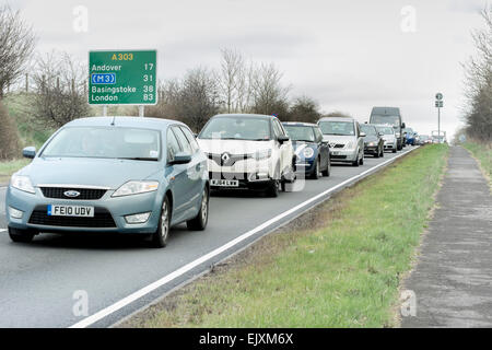 Stonehenge, Wiltshire, Regno Unito. Il 2 aprile 2015. Il traffico pesante e lunghi ritardi sulla A303 passato stonehenge come persone corsa off West per la pasqua del credito: Paul Chambers/Alamy Live News Foto Stock