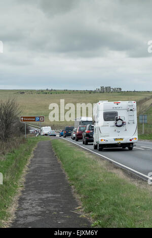 Stonehenge, Wiltshire, Regno Unito. Il 2 aprile 2015. Il traffico pesante e lunghi ritardi sulla A303 passato stonehenge come persone corsa off West per la pasqua del credito: Paul Chambers/Alamy Live News Foto Stock