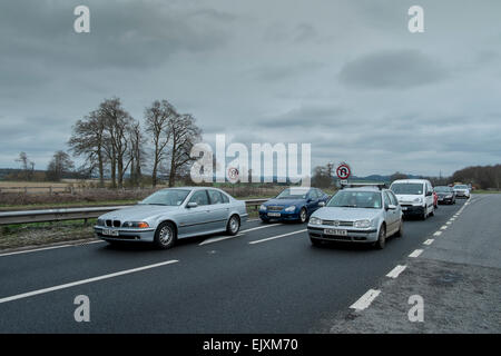 Stonehenge, Wiltshire, Regno Unito. Il 2 aprile 2015. Il traffico pesante e lunghi ritardi sulla A303 passato stonehenge come persone corsa off West per la pasqua del credito: Paul Chambers/Alamy Live News Foto Stock