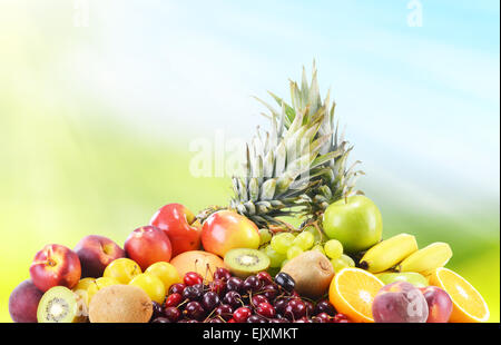Composizione con varietà di frutta fresca. Dieta bilanciata. Foto Stock
