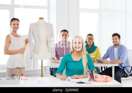 Sorridente fashion designer che lavorano in ufficio Foto Stock