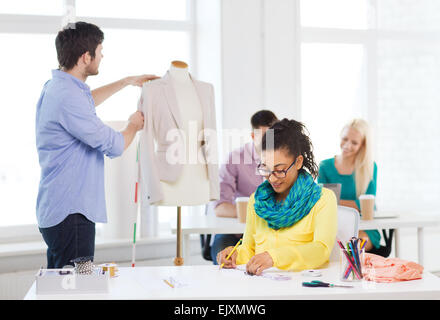 Sorridente fashion designer che lavorano in ufficio Foto Stock