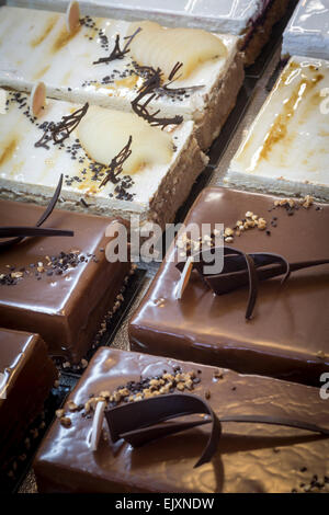 Il display di pasticcini in cake shop finestra (Francia). Dessert exposés dans la vitrine d'une pâtisserie (Francia). Foto Stock