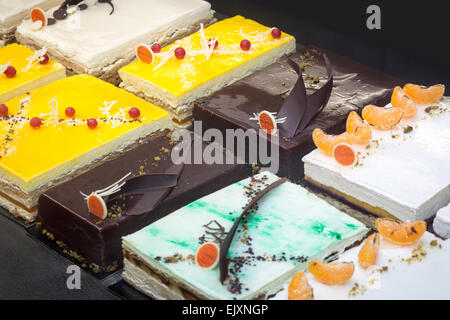 Il display di pasticcini in cake shop finestra (Francia). Dessert exposés dans la vitrine d'une pâtisserie (Francia). Foto Stock