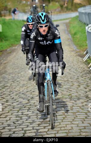 Nelle Fiandre, in Belgio. Il 2 aprile 2015. Team Sky cycling team pratiche davanti alla Tour de Fiandre evento. Geraint Thomas (Team Sky), Salvatore Puccio (Team Sky) e Rowe Luke (Team Sky) Credit: Azione Plus immagini di sport/Alamy Live News Foto Stock