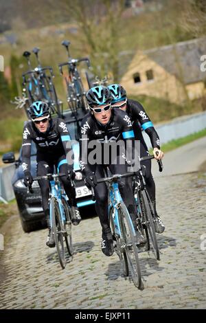 Nelle Fiandre, in Belgio. Il 2 aprile 2015. Team Sky cycling team pratiche davanti alla Tour de Fiandre evento. Geraint Thomas (Team Sky), Salvatore Puccio (Team Sky) e Rowe Luke (Team Sky) Credit: Azione Plus immagini di sport/Alamy Live News Foto Stock