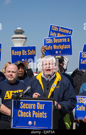 Romulus, Michigan, Stati Uniti d'America. Federazione americana di dipendenti del governo presidente J. David Cox parla come Transportation Security Administration (TSA) ufficiali al rally di Detroit Metro Airport per chiedere una migliore protezione durante il lavoro. Citando gli attacchi contro la sicurezza vagli in altri aeroporti, il AFGE chiamato per il noleggio di guardie armate per proteggere i loro. Credito: Jim West/Alamy Live News Foto Stock