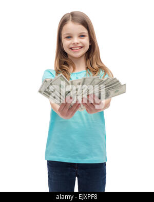 Sorridente bambina dando dollar denaro contante Foto Stock