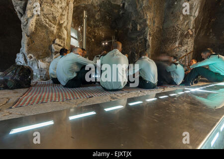 Israele. Un gruppo di ufficiali sedersi in un antica grotta sepolcrale in Beit Shearim National Park, un sito patrimonio mondiale dell'UNESCO. Foto Stock