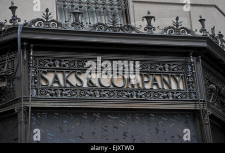 Saks e azienda shop segno, New York City, Stati Uniti d'America Foto Stock