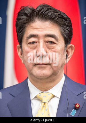 Tokyo, Giappone. 9 Mar, 2015. Giappone il Primo Ministro Shinzo Abe, fotografato presso l'ufficio del Primo Ministro a Tokyo in Giappone, 9 marzo 2015. Foto: Michael Kappeler/dpa/Alamy Live News Foto Stock