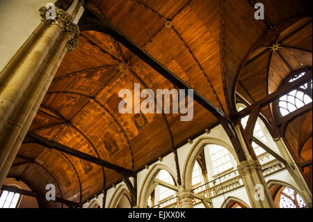 La Oude Kerk, la chiesa più antica di Amsterdam. Foto Stock