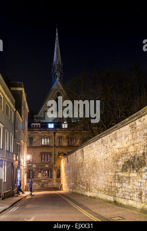 Visualizza in basso Ship Street a Exeter College Chapel, parte dell'Università di Oxford, visto qui di notte Foto Stock