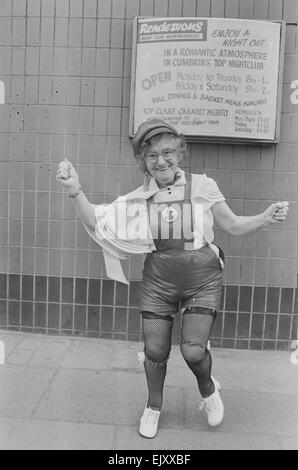 Dancing granny Jenny Gorman mostra della sua da alcuni dei suoi si muove. Il 6 maggio 1979. Foto Stock