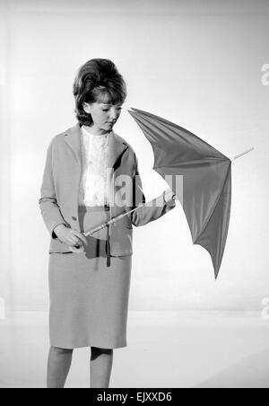 Sveglia La Moda includono sveglia modello M Walden visto qui con un ombrello. Dicembre 1963 Foto Stock