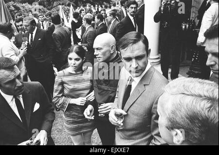 Il 1966 Inghilterra World Team Cup visita Pinewood Studios e trascorrere del tempo sul set del nuovo film di James Bond si vive solo due volte dove hanno incontrato stelle compreso Sean Connery. Circa il luglio 1966. Foto Stock
