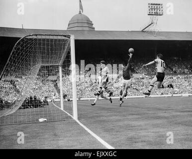 FA Cup finale allo stadio di Wembley. Wolverhampton Wanderers 3 v Blackburn Rovers 0. Azione dal match. Il 7 maggio 1960. Foto Stock