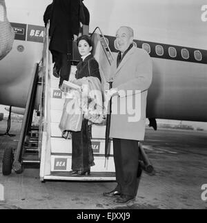 Barbara Parkins, televisione & film attrice, raffigurato in arrivo all'Aeroporto di Londra Heathrow il 21 febbraio 1969. Barbara è sul suo modo di Helsinki, per iniziare le riprese su 'Il Cremlino lettera", un thriller di spionaggio insieme all'altezza della guerra fredda. Raffigurata con l'attore George Sanders, che è anche la voce per lo stesso set di un film. È la prima volta che hanno incontrato, che è stato introdotto dai fotografi. Foto Stock