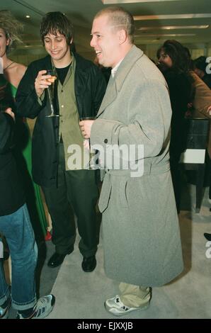 Designer Alexander McQueen (recentemente nominato in francese casa di moda di Givenchy), che indossa jeans e scarpe da ginnastica, frequenta l apertura di nuove Valentino Fashion Store in Sloane Street Knightsbridge 21 ottobre 1996. Foto Stock