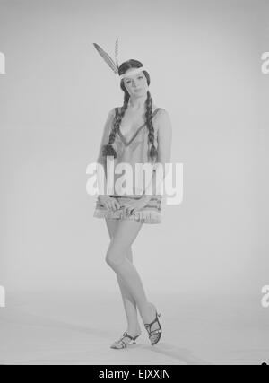 Sveglia La Moda includono sveglia modello Gloria Janes visto qui modellazione indiano rosso moda a dicembre 1963 Foto Stock