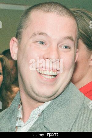 Designer Alexander McQueen (recentemente nominato in francese casa di moda di Givenchy), che indossa jeans e scarpe da ginnastica, frequenta l apertura di nuove Valentino Fashion Store in Sloane Street Knightsbridge 21 ottobre 1996. Foto Stock