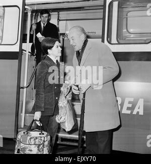 Barbara Parkins, televisione & film attrice, raffigurato in arrivo all'Aeroporto di Londra Heathrow il 21 febbraio 1969. Barbara è sul suo modo di Helsinki, per iniziare le riprese su 'Il Cremlino lettera", un thriller di spionaggio insieme all'altezza della guerra fredda. Raffigurata con l'attore George Sanders, che è anche la voce per lo stesso set di un film. È la prima volta che hanno incontrato, che è stato introdotto dai fotografi. Foto Stock