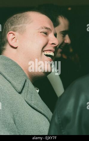 Designer Alexander McQueen (recentemente nominato in francese casa di moda di Givenchy), che indossa jeans e scarpe da ginnastica, frequenta l apertura di nuove Valentino Fashion Store in Sloane Street Knightsbridge 21 ottobre 1996. Foto Stock